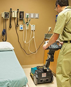 un concierge nettoyant une chambre d’hôpital avec la machine à laver les planchers cs5 de Tennant